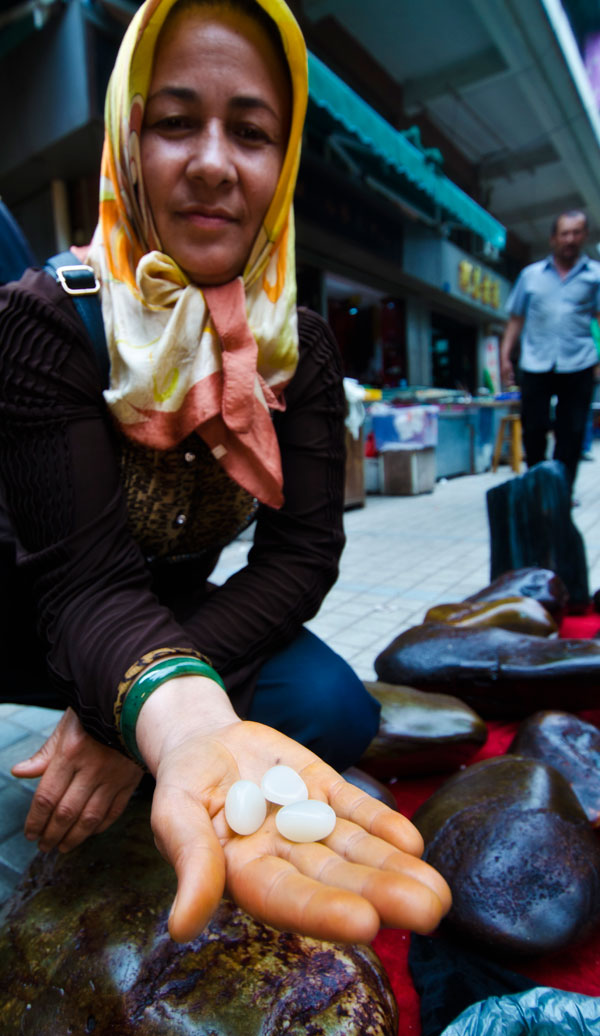 Figure 8. A Uighur woman showing what looks like Chinese nephrite in Guangzhou's Hualin Street jade market. Photo: Richard W. Hughes. Click on the photo for a larger image.