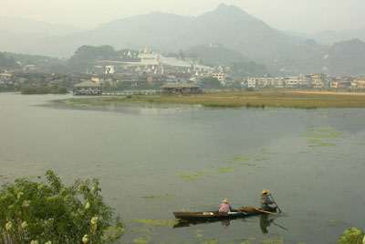 A view of Mogok, its lake (a former gem mine) and pagoda-covered mountains. Photo V. Pardieu, 2004.