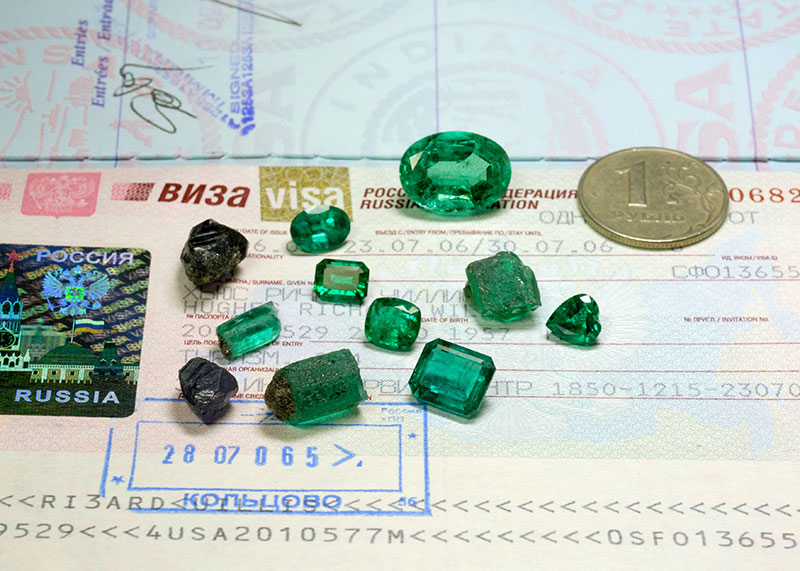 A selection of fine alexandrite and emerald rough from the famous Malysheva deposit outside Yekaterinburg, Russia. Photo © Wimon Manorotkul/Pala International; specimens courtesy of Tsar Emerald Corp.