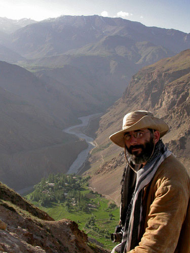 Vince Pardieu, Kuh-i-Lal village and the Panj river (the natural border between Afghanistan and Tajikistan) as seen from the historic spinel mines. Photo: G. Soubiraa, 2006.