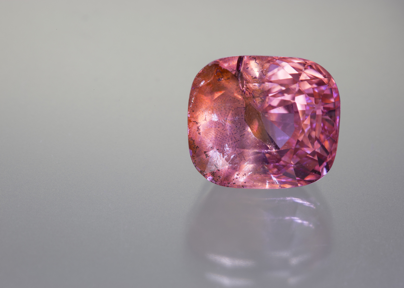 The 14-ct sapphire that is the subject of this report. Photo: Wimon Manorotkul/Lotus Gemology