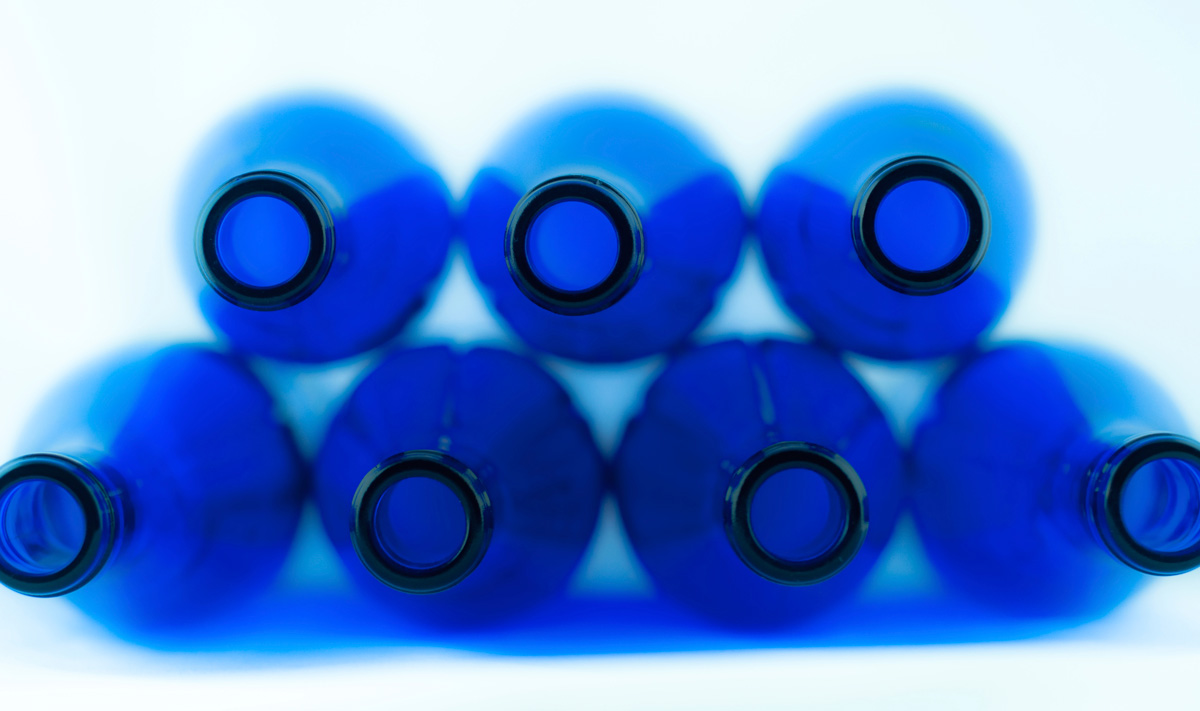 ขวดสีน้ำเงินของยา “Milk of Magnesia” มักถูกนำมาเทียบกับแซฟไฟร์ที่มี “สีน้ำเงินเวลเว็ต” งดงาม คลิกภาพเพื่อขยายขนาด