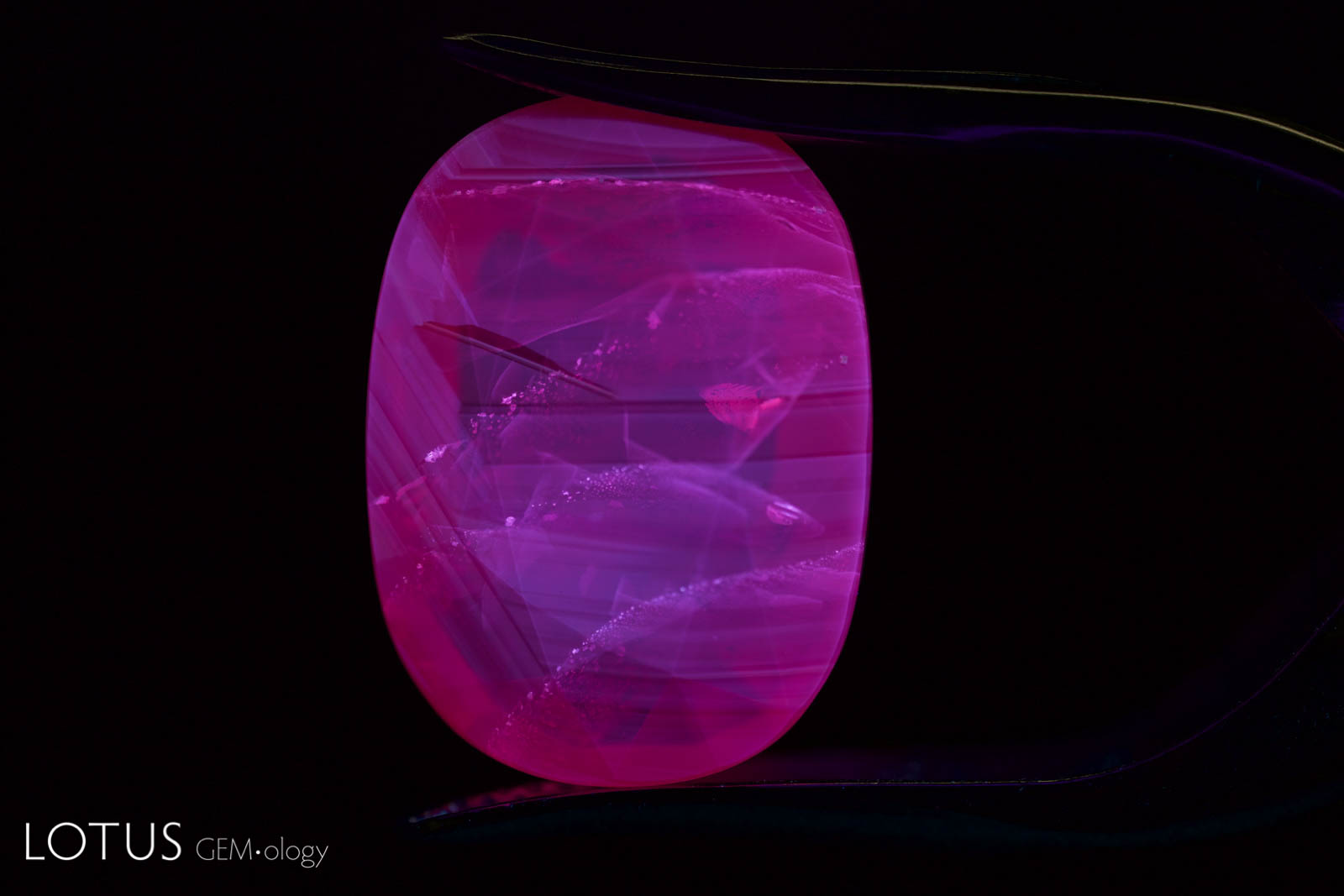 Настоящий рубин в ультрафиолете. Рубин в ультрафиолете. Флуоресценция шпинели. Рубин флуоресценция. Красный светящийся камень.