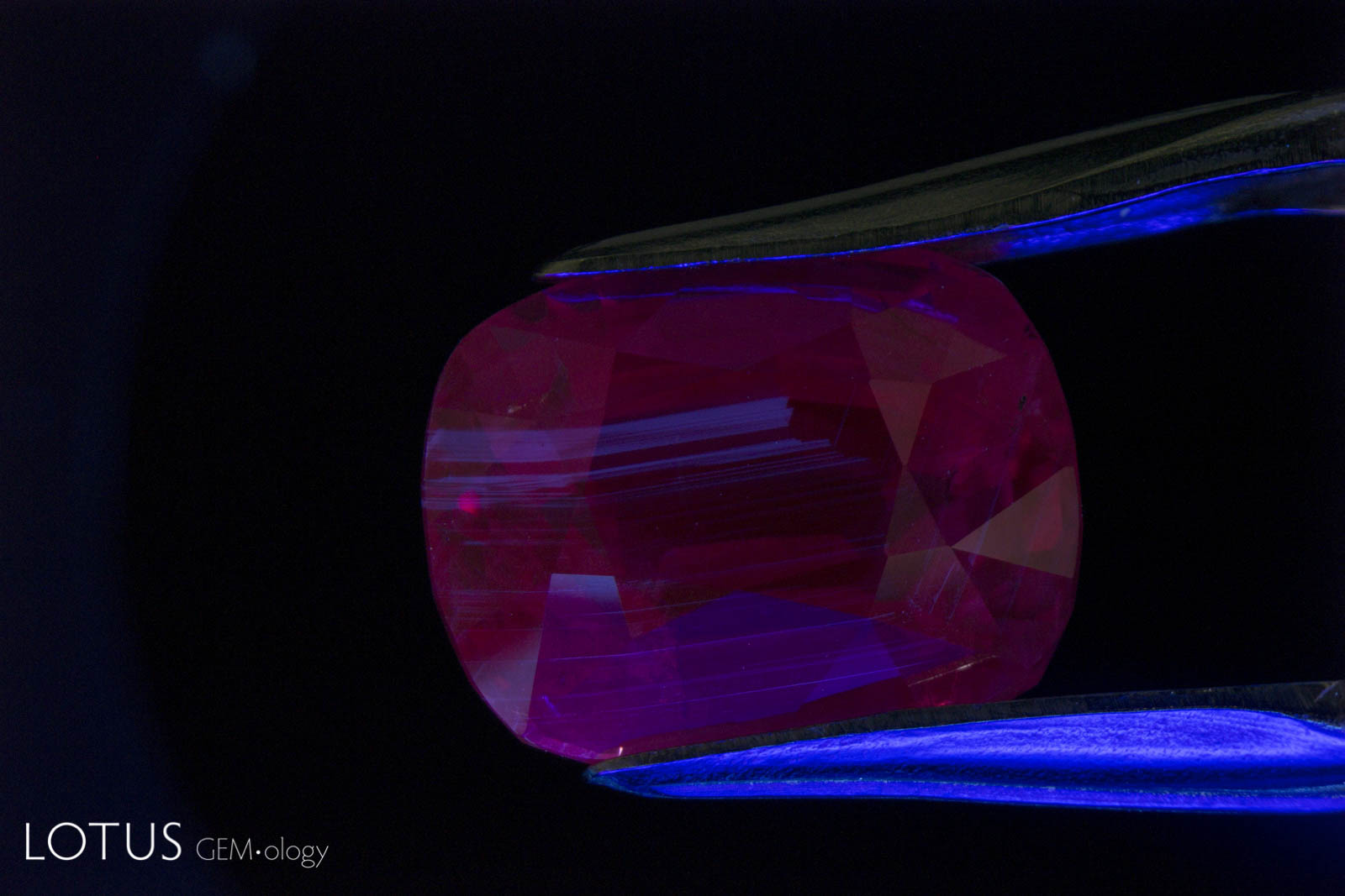 Рубин в ультрафиолете. Рубин в ультрафиолетовом свете. Камень рубин флюоресценция. Александрит камень в ультрафиолете. Корунд рубин в ультрафиолете.