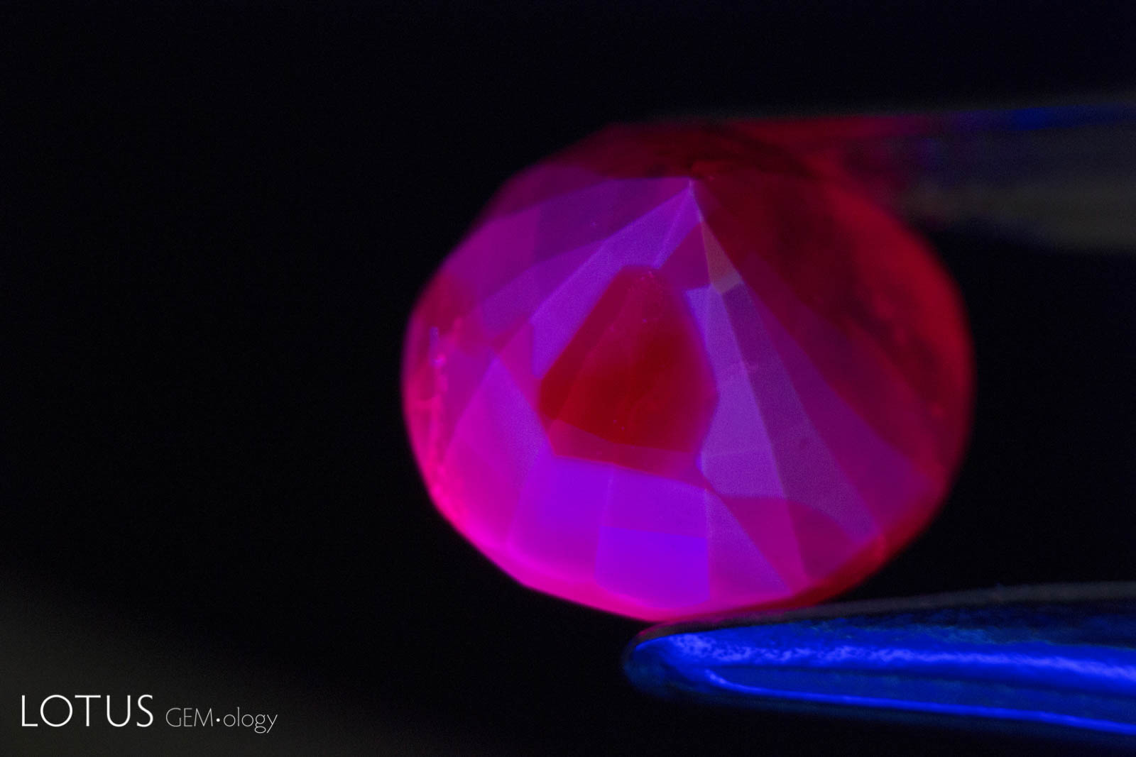 Натуральный рубин под ультрафиолетом. Натуральный рубин в ультрафиолетовом свете. Рубин в ультрафиолете. Рубин светится в ультрафиолете. Александрит в ультрафиолетовом свете.