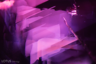 A series of planes can be observed in this spinel when using fiber optic illumination. Such planes have been seen in Tanzanian spinels of various colors.